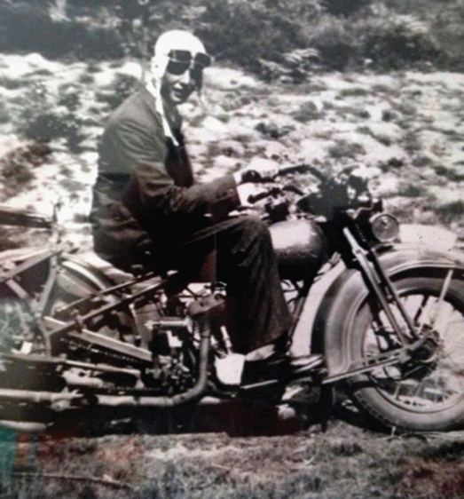 Hendrikus Arendse 1936 auf seinem Indian-Motorrad